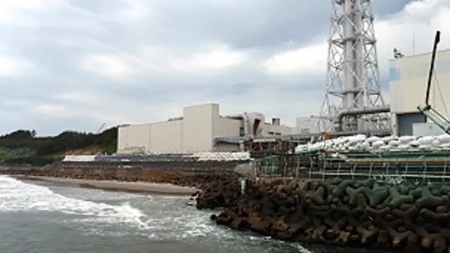 Penahan gelombang dibangun di sekitar PLTN Fukushima yang rusak akibat gempa.