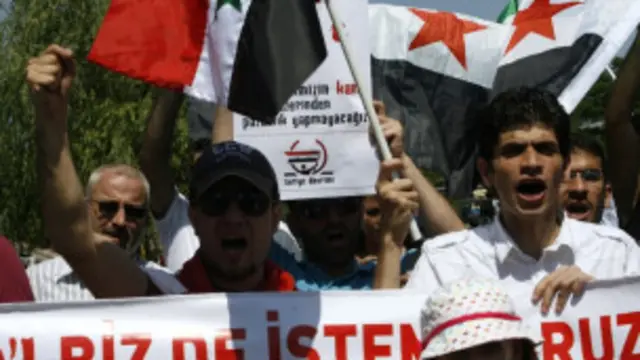 Warga Suriah di Turki juga melakukan unjuk rasa menentang pemerintah.
