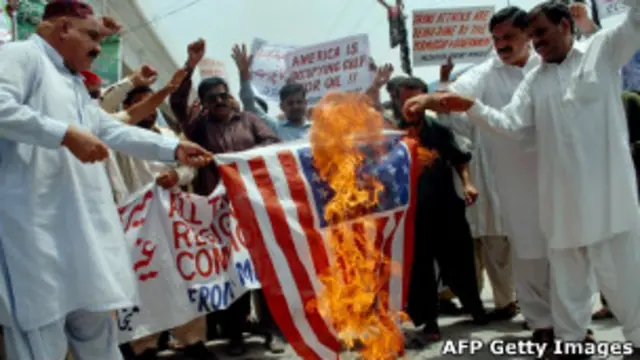 Dân Pakistan đốt cờ Mỹ (AFP)