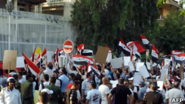 تلفيات عند مدخل السفارة