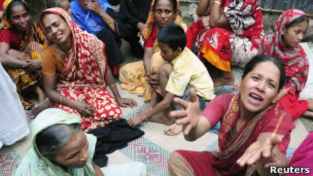 Kazanın yasını tutan Bangladeşli kadınlar