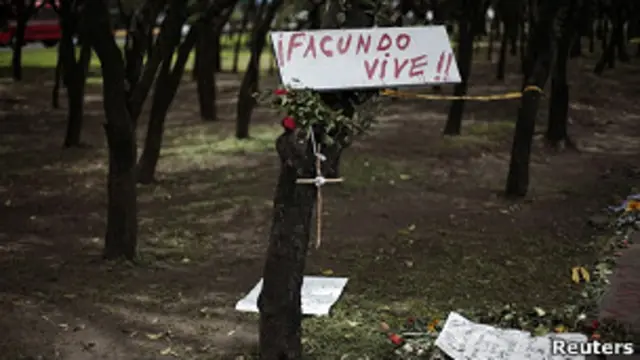 Un cartel que dice "Facundo vive"
