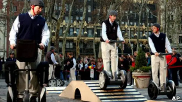 Люди в Нью-Йорке катаются на сегвеях