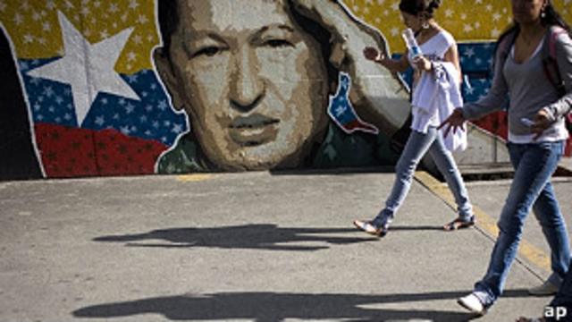 Mural de Hugo Chávez en una calle de Caracas 