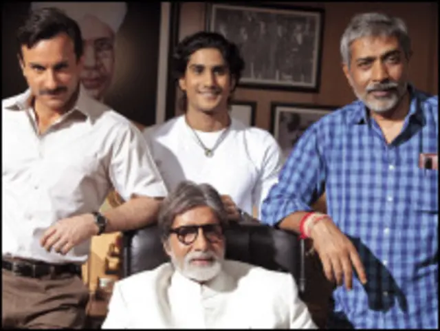 फ़िल्म आरक्षण के सेट पर अमिताभ बच्चन के साथ सैफ़ अली ख़ां, प्रतीक बब्बर और प्रकाश झा