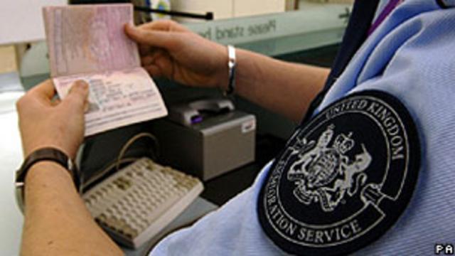 Oficial da imigração examina passaporte no aeroporto de Heathrow (arquivo/PA)