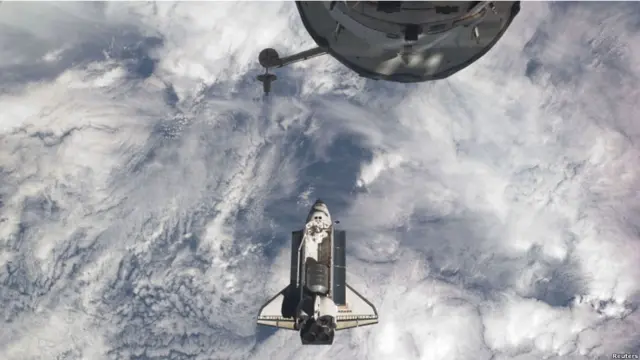 El transbordador Atlantis antes de acoplarse a la EEI