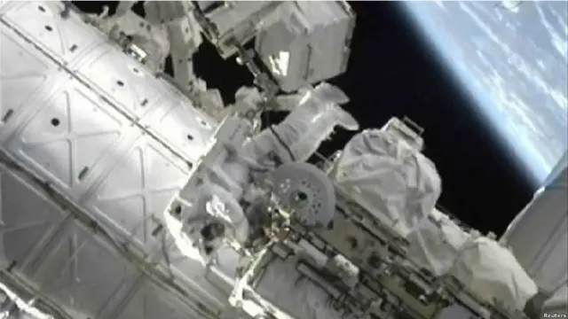 El astronauta Mike Fossum en el exterior de la EEI