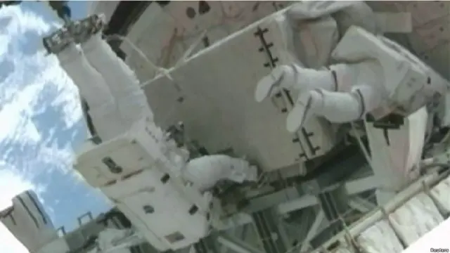 Los astronautas Fossum y Garan