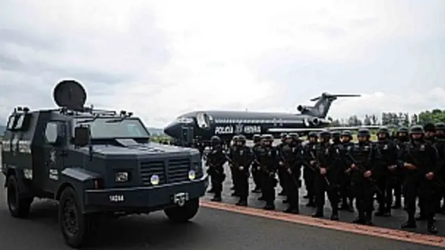 Policías federales arriban a Michoacán