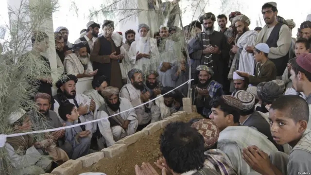 Pelayat di pemakaman Ahmad Wali Karzai