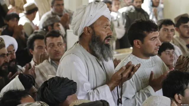 Pelayat di pemakaman Ahmad Wali Karzai