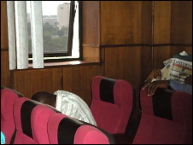 Wasu daga cikin jami'an 'yan sandan da ake tuhuma sun boye fuskokinsu.