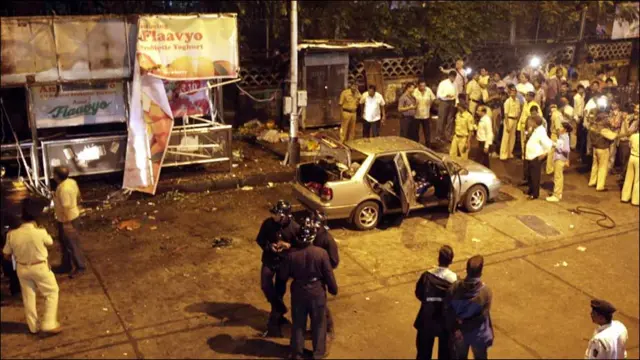 ممبئی سے ملنے والی اطلاعات کےمطابق ایک دھماکہ جنوبی ممبئی کے زاویری بازار میں اور دوسرا وسطی ممبئی کے دادر علاقے میں ہوا ہے۔ 