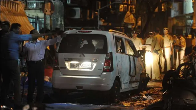 ممبئی شہر ماضی میں مذہبی کشیدگی کا بھی شکار رہا ہے اور گزشتہ دھماکوں کو اس کا شاخ سانہ قرار دیا گیا تھا۔