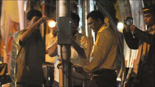 ممبئی میں سنہ دو ہزار آٹھ میں بھی دھماکے ہوئے تھے جن میں ڈیڑھ سو افراد ہلاک ہو گئے تھے۔