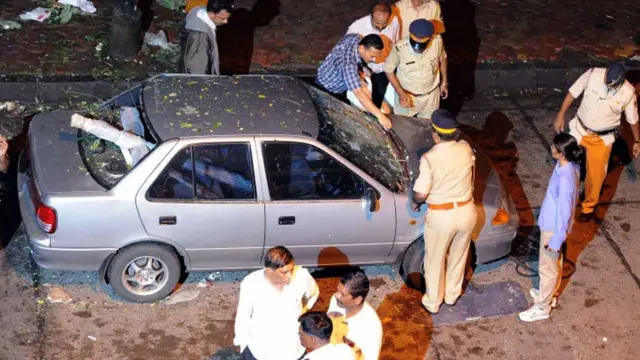 ان دھماکوں میں بھارتی وزیر داخلہ پی چدمبرام نے ابتدائی طور پر دس افراد کے ہلاک اور چون کے زخمی ہونے کی تصدیق کی۔