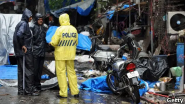 Полиция работает на месте одного из взрывов в Мумбаи
