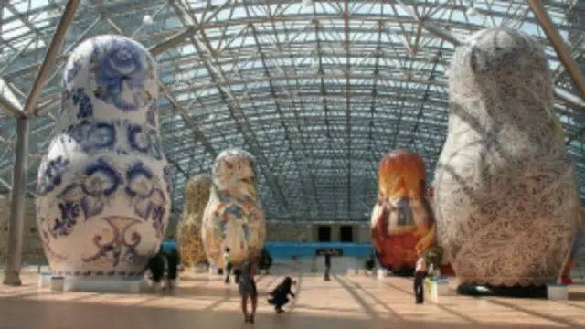 Chiroyli yosh yigitlar yotoqxonada yalangoch holda uxlashadi Yalangoch jojalar va yigitlar