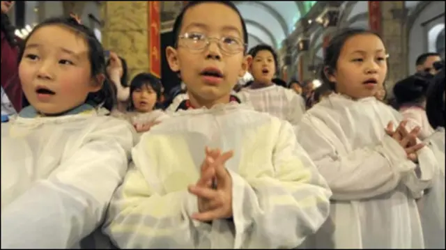 Trẻ em hát trong thánh lễ tại một nhà thờ ở Trung Quốc - giáo dân nước này phải chọn theo một trong hai giáo hội