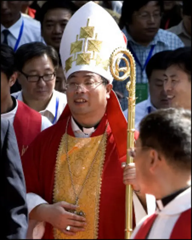 Giám mục Lý Sơn tại Bắc Kinh năm 2007: việc tấn phong ông được cả Bắc Kinh và Vatican đồng ý nhưng từ đó, các vụ tấn phong ngày càng gây ra căng thẳng