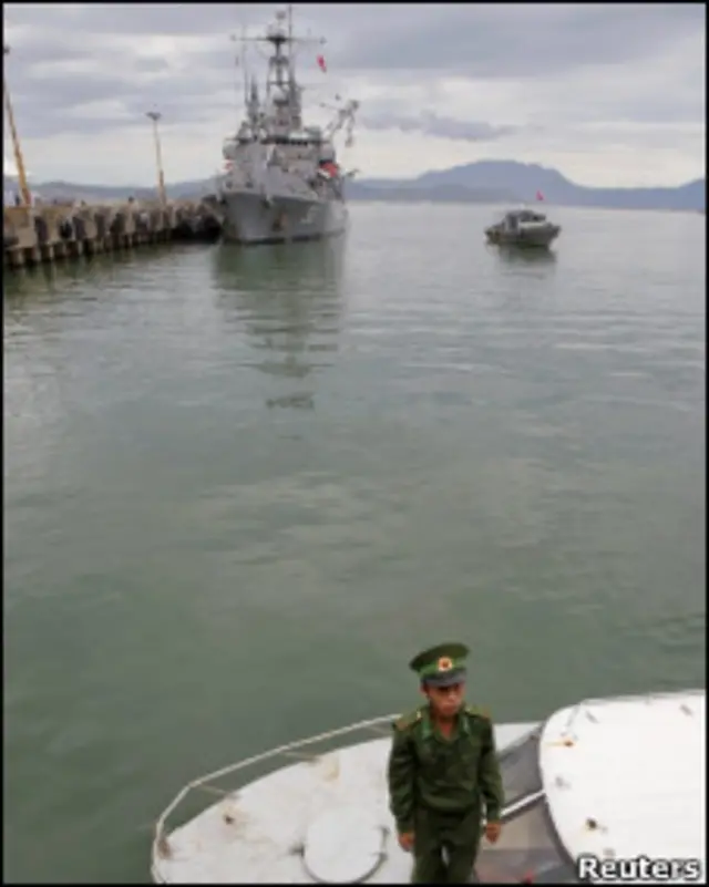 Lính biên phòng Việt Nam tại Đà Nẵng, đằng sau là USS Chung-Hoon