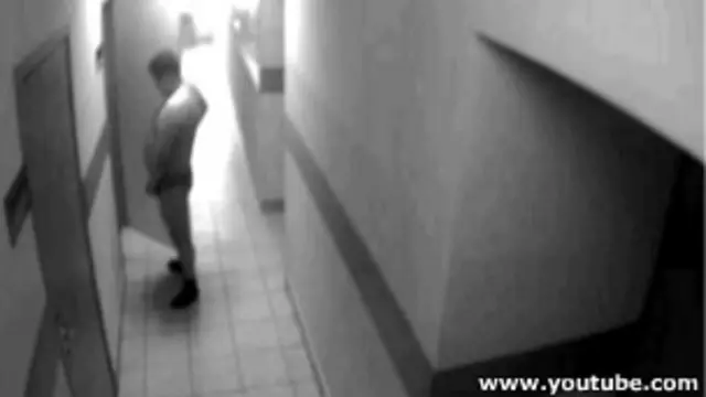 Человек, справляющий нужду в помещении ОВД