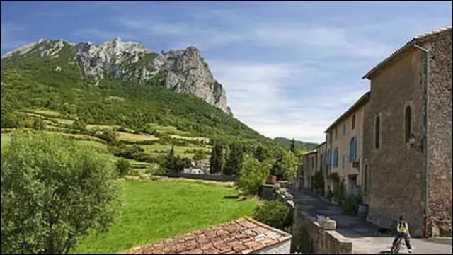 布加哈什山邊的法國小村