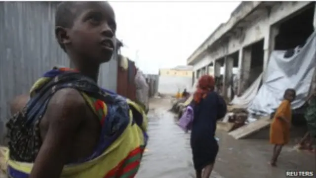 Para pengungsi kekeringan panjang di Mogadishu sekarang terguyur hujan lebat berhari-hari