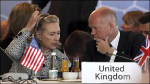 Menlu AS Hillary Clinton dan Menlu Inggris William Hague berembuk di Turki