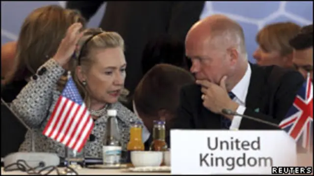 Menlu AS Hillary Clinton dan Menlu Inggris William Hague di Istanbul, Turki 