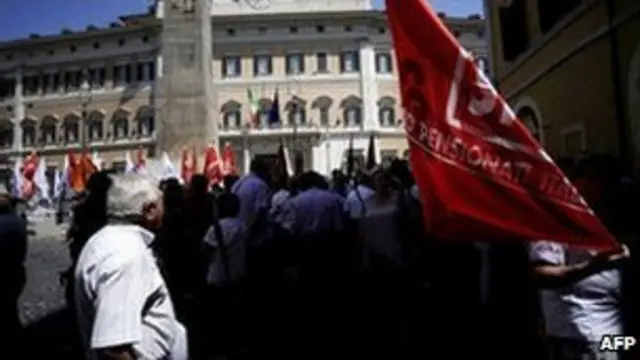 Para pengunjuk rasa anti-pemotongan anggaran melakukan aksi di depan gedung parlemen Italia