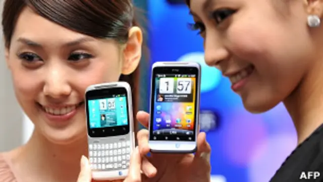 模特儿展示HTC手机（资料图片）