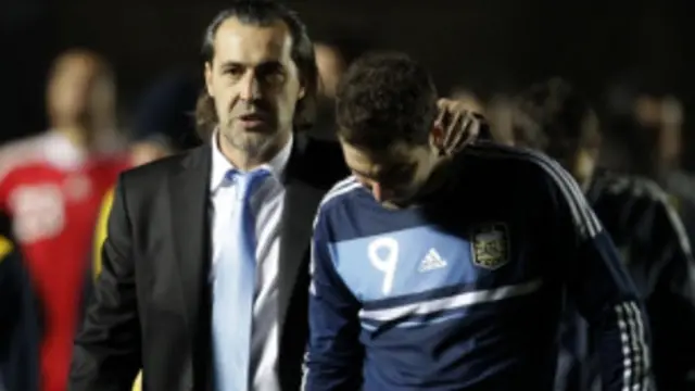 Sergio Batista harus menghibur Gonzalo Higuain yang kecewa usai disingkirkan Uruguay.