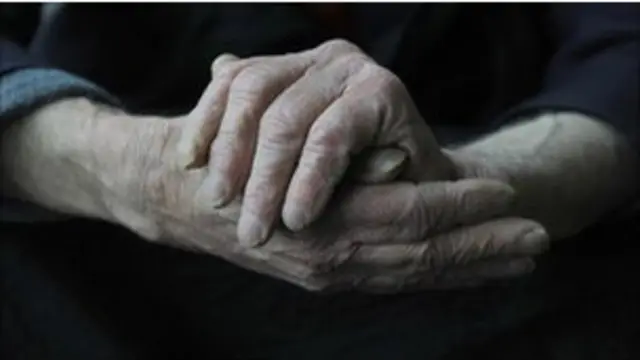 Руки пациента страдающего слабоумием