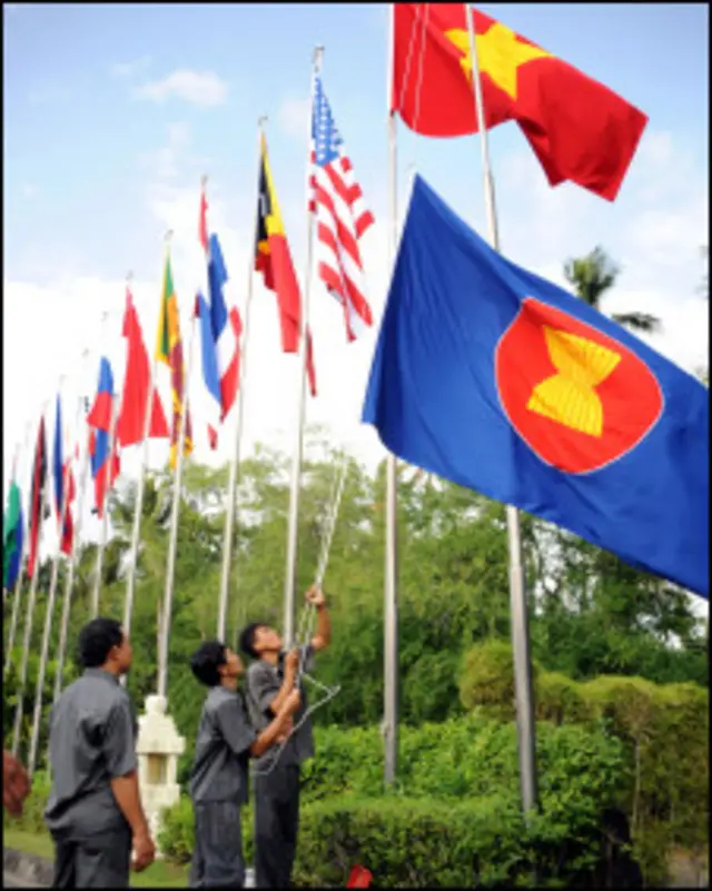 Kéo cờ các nước ASEAN chuẩn bị cho hội nghị Bali tháng 7/2011