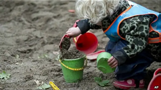 Niña en el jardín de un preescolar