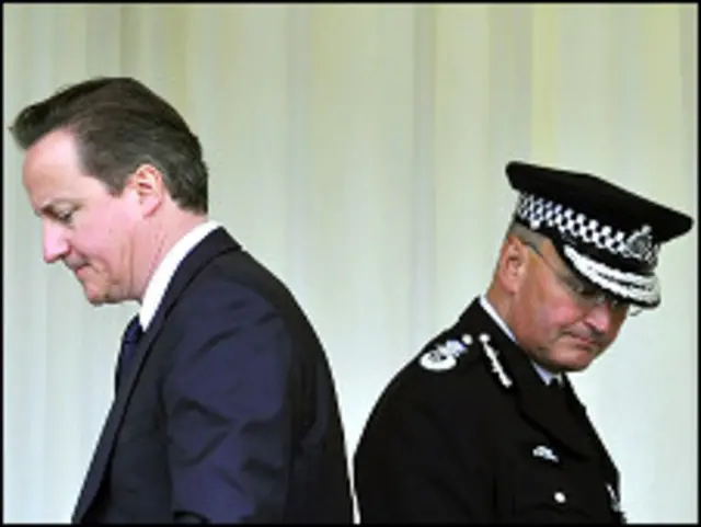 Vụ Sir Stephenson ra đi khiến các khó khăn của Thủ tướng Cameron (trái) chỉ tăng chứ không giảm