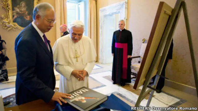 PM Najib Razak menghadiahkan bukunya dan sebuah lukisan kepada Paus Benediktus