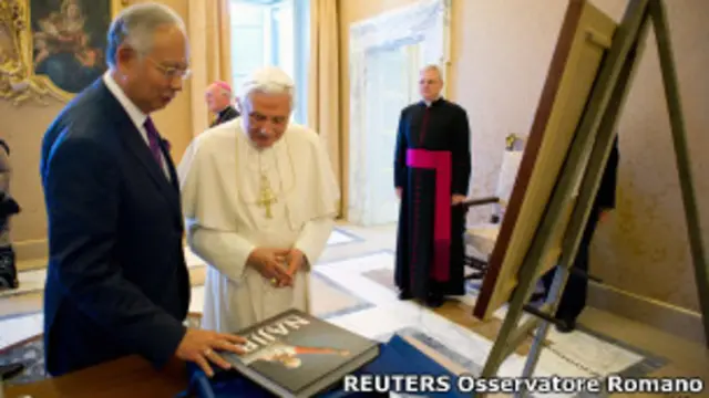 PM Najib menghadiahkan bukunya dan sebuah lukisan kepada Paus