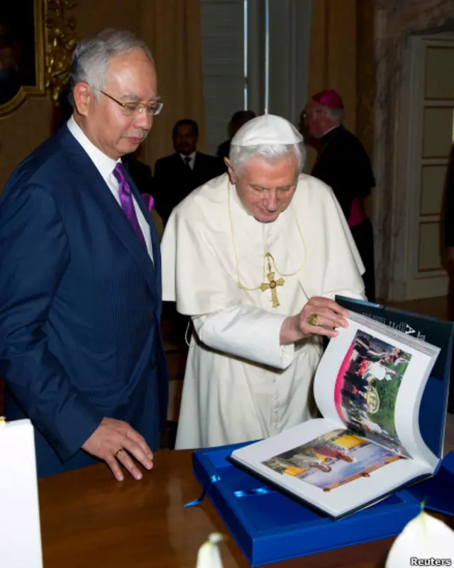 Paus melihat sepintas buku yang diberikan PM Malaysia Najib Razak