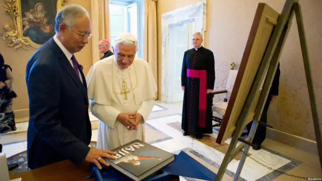 PM Malaysia Najib Razak menyerahkan bukunya kepada Paus
