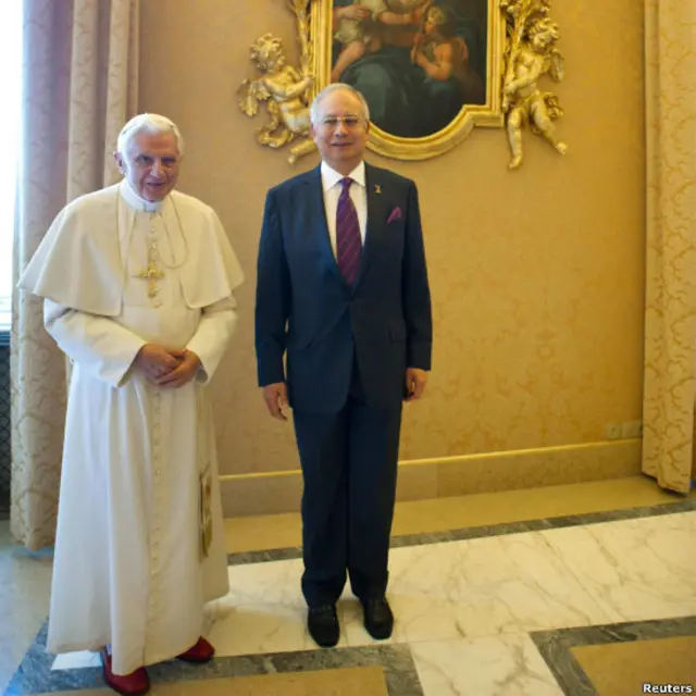 Paus Benekditus XVI berfoto bersama PM Malaysia Najib Razak