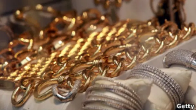 黄金价格在避险情绪下再创新高，升穿每盎司1600美元。图为纽约曼哈顿珠宝区的金店（18/07/2011）。