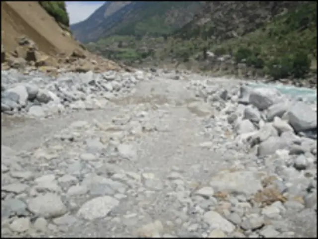 مقامی لوگوں نے اپنی مدد آپ کے تحت سڑک کو فور بائی فور گاڑیوں کے لیے بحال کیا ہے 