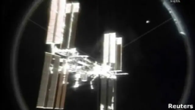 МКС через иллюминатор челнока