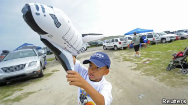 Мальчик с игрушечным "Атлантисом"