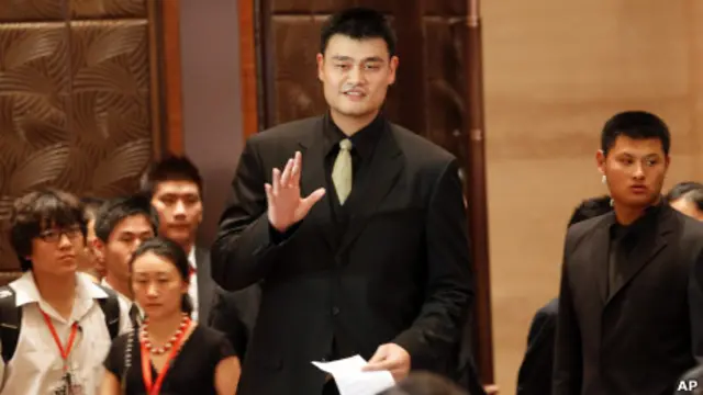Yao Ming melambaikan tangan kepada para wartawan dan pendukung di acara jumpa pers 20/7/2011