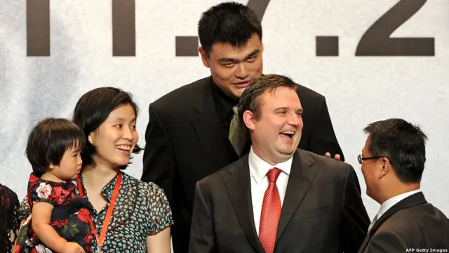 Setelah banyak rumor di media AS bahwa Yao Ming akan pensiun dari bola basket, bintang NBA dari Cina itu resmi mengumumkan pengunduran dirinya di Beijing, 20 Juli 2011, didampingi istrinya Ye Li dan anaknya Amy.