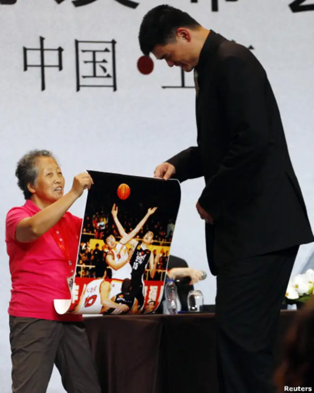 Seusai pidato, seorang penggemar Yao Ming memperlihatkan poster bergambar dirinya kepada pemain kebanggaan Cina itu.